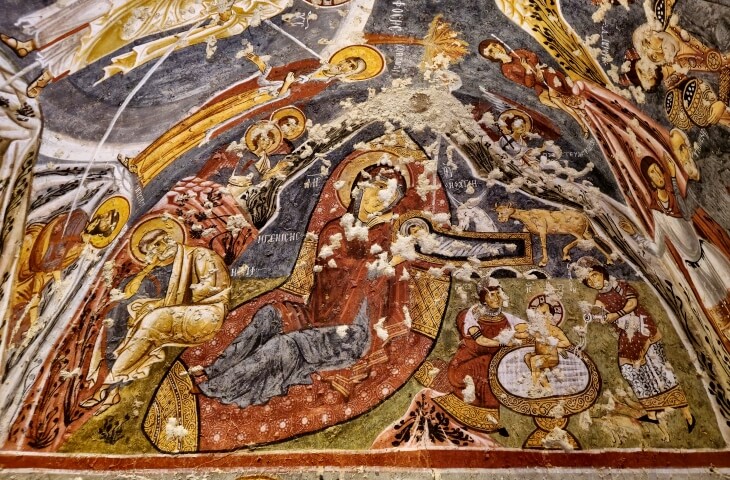 Çarıklı Kilise’deki freskte, ortada Meryem figürüyle İsa’nın doğumu sahnesi yer alıyor. Çevrede melekler, çobanlar, hayvanlar ve üç bilge adam görülüyor.